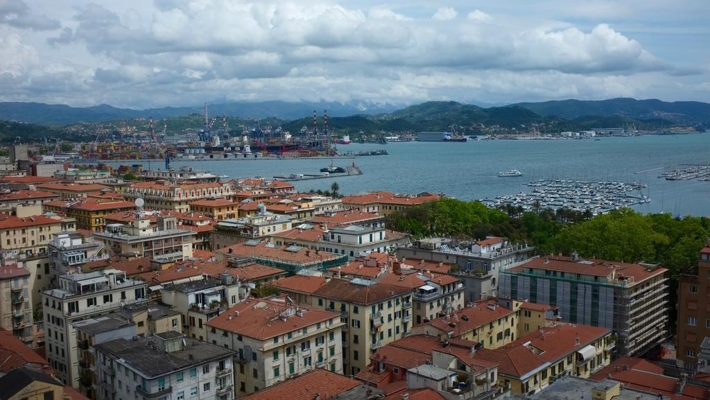 Guesthouse Il Grattacielo Sul Golfo ลาสเปเซีย ภายนอก รูปภาพ