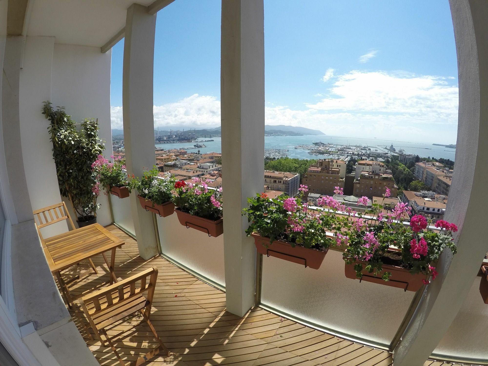 Guesthouse Il Grattacielo Sul Golfo ลาสเปเซีย ภายนอก รูปภาพ